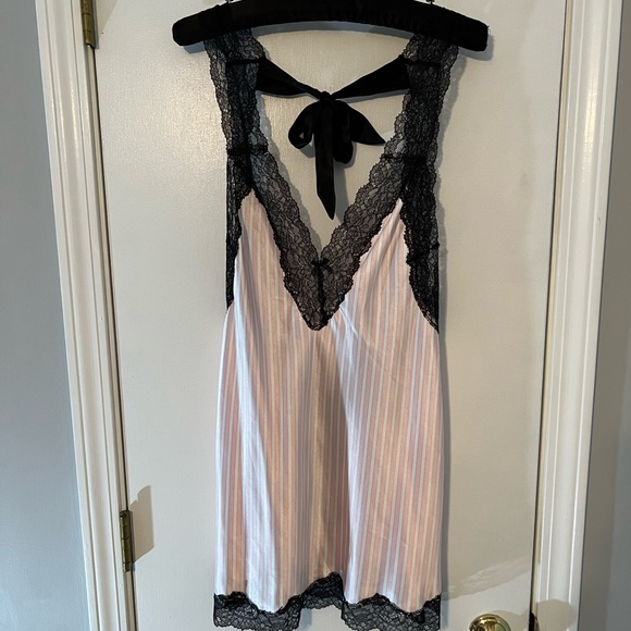 VICTORIA’S SECRET Classic Pink & Black Striped Lace Slip - Size Medium 🩷🤍🖤 - Picture 2 of 7